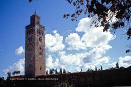 Image du Maroc Professionnelle de  L'ancien minaret de la Koutoubia, érigé en pierre de taille, son édification fut décidée en 1158 par le sultan Almohade Abdel Moumen aussitôt après sa conquête de Marrakech. Devenu l'emblème de la ville touristique du Maroc, ce vieux minaret nécessite une restauration car il est incliné de quelques degré et risque de s'écrouler si rien n'est fait, photographié le Vendredi 19 Décembre 1986. (Photo / Abdeljalil Bounhar) 